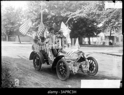 Dieses Foto, PH036 6465, von Lee Moorhouse, zeigt ein Auto, das für die Feierlichkeiten zum 4. Juli dekoriert wurde. Das Bild fängt den festlichen Geist und das Engagement der Gemeinschaft während dieses Nationalfeiertags im frühen 20. Jahrhundert ein. Stockfoto