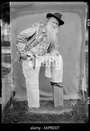 Foto von Lee Moorhouse von Joaquin Miller, einem Dichter und Autor, im Stehen in einem Porträt in voller Länge aufgenommen. Das Bild unterstreicht sein unverwechselbares Erscheinungsbild und sein literarisches Erbe. Stockfoto