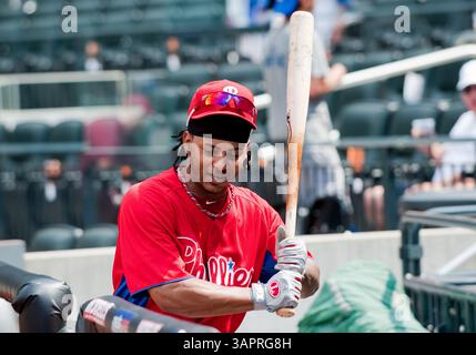 16. Juli 2011: Phillies' ernannter Hitter Michael Martinez (19) während des Batting-Trainings vor der MLB-Aktion zwischen den New York Mets und den Philadelphia Phillies im Citi Field in Flushing, New York. Mets besiegte die Phillies mit 11:2. (Bild: © Duncan Williams/Cal Sport Media/ZUMAPRESS.com) Stockfoto