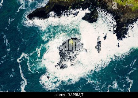 Luftaufnahme der Küste des Giant’s Causeway mit isolierter Felsformation, bei der die Wellen des Ozeans abstürzen Stockfoto