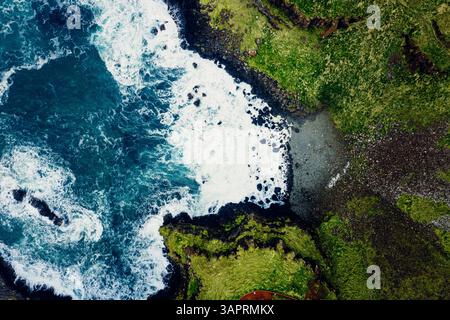 Top-Down-Drohnenaufnahme von Hidden Rocky Beach und Crashing Blue Waves am Giant’s Causeway Stockfoto