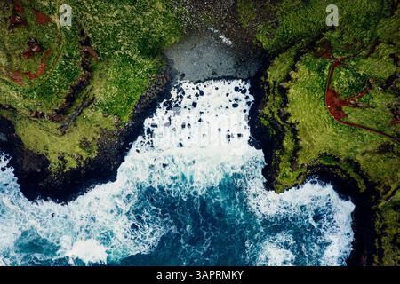 Top-Down-Drohnenaufnahme von Hidden Rocky Beach und Crashing Blue Waves am Giant’s Causeway Stockfoto
