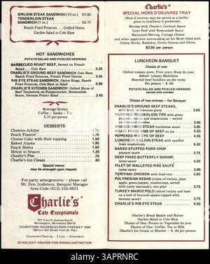 Dieses 1975er-Menü aus Charlie's Cafe Exceptionale bietet eine Vielzahl von Mittags- und Bankettoptionen, einschließlich heißer Sandwiches, Desserts und Hors d'oeuvres. Auf der Vorderseite werden die Restaurantbewertungen hervorgehoben, während auf der Rückseite Tagesgerichte und Menüoptionen für das Mittagsbankett aufgeführt sind. Stockfoto