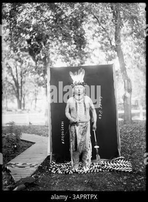 Foto von Lee Moorhouse, das Häuptling PEO, einen Stammesmann der Umatilla, in verschiedenen Regalias zeigt. Dieses Bild ist Teil der Sammlung der Bibliotheken der University of Oregon, die kulturelle Kleidung der Ureinwohner zeigt. Stockfoto