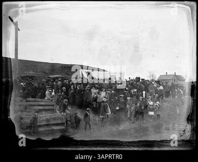 Dieses Foto, PH036 1621, aufgenommen von Lee Moorhouse, zeigt Ezra Meeker mit einer Menge Zuschauer in Pendleton. Es ist Teil der Lee Moorhouse Collection der University of Oregon Libraries. Stockfoto
