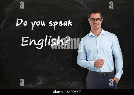 Lehrer in der Nähe der schwarzen Tafel mit Phrase sprichst du Englisch? Stockfoto