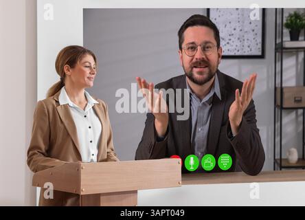 Redner, der über Online-Videochat an der Vorlesung teilnimmt. Reisebus im Konferenzraum mit Projektionsleinwand Stockfoto