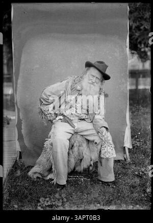 Dieses Porträt von Lee Moorhouse zeigt Joaquin Miller im Sitzen. Das Foto zeigt den Dichter und Schriftsteller, der seine Pose und Kleidung festnimmt und seine Rolle in der amerikanischen Literatur des 19. Jahrhunderts widerspiegelt. Stockfoto