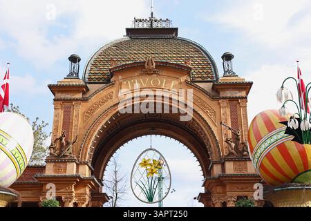 Eingang zum Vergnügungspark Tivoli Gardens und Vergnügungspark in Kopenhagen, dekoriert für Ostern Stockfoto