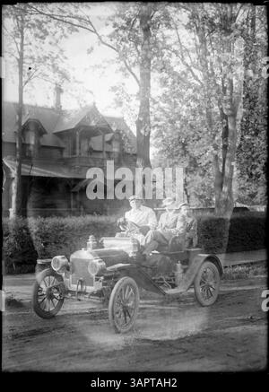 Dieses Foto zeigt drei Männer in einem Auto während einer Autoparade in Pendleton, Oregon. Es ist Teil der Lee Moorhouse Collection der University of Oregon Libraries. Stockfoto