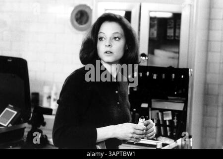 Clarice Starling (JODIE FOSTER) ist eine Top-Schülerin an der FBI-Ausbildungsakademie in Quantico. Jack Crawford (Glenn), Leiter der Abteilung für Verhaltenswissenschaften, möchte, dass Clarice Dr. Hannibal Lecter (Hopkins) interviewt, einen brillanten Psychiater, der das Leben hinter Gittern für verschiedene Mord- und Kannibalismus-Handlungen diente. Crawford glaubt, dass Lecter Einsicht in eine Reihe von Morden des Serienmörders Buffalo Bill (Levine) haben könnte und Starling als attraktive junge Frau nur der Köder sein könnte, um ihn herauszulocken. Direktor: Johnathan Damme. (Foto: © Globe Photos/ZUMA Wire) Stockfoto