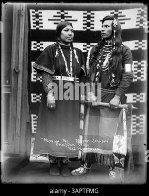 Dieses Foto aus der Lee Moorhouse-Sammlung zeigt Mr. Und Mrs. Moses Johnson, Umatilla-Indianer, in Insignien. Sie befindet sich in den Bibliotheken der University of Oregon. Stockfoto