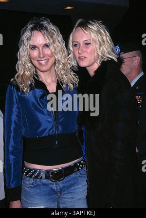 1. JANUAR 2011 - K23709EG: BLACK HAWK DOWN PREMIERE. THE ACADEMY OF MOTION, BEVERLY HILLS, CA 18.12.2001. ALANA STEWART UND TOCHTER KIMBERLY. ED GELLER/ 2001(Bild: © Globe Photos/ZUMAPRESS.com) Stockfoto