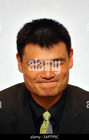 20. Juli 2011; Shanghai, CHINA; chinesischer Basketballspieler Yao Ming während seiner Pressekonferenz kündigte seinen Rücktritt aus dem Basketball an. (Bild: © Zhouyong Che/Osports via ZUMA Wire) Stockfoto