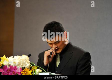20. Juli 2011; Shanghai, CHINA; chinesischer Basketballspieler Yao Ming während seiner Pressekonferenz kündigte seinen Rücktritt aus dem Basketball an. (Bild: © Zhouyong Che/Osports via ZUMA Wire) Stockfoto