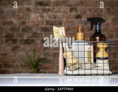 Umweltfreundliche Reinigungswerkzeuge in schwarzem, modernem Drahtkorb Stockfoto