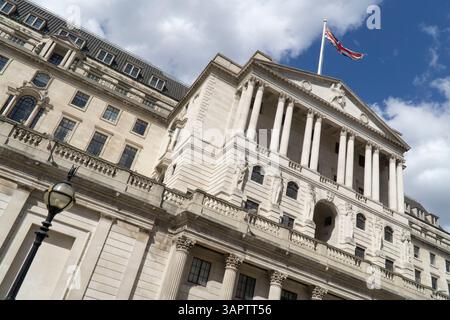 London, Großbritannien. April 2025. Die Bank of England in der City of London. Nachdem die Inflationsraten als niedriger als erwartet gemeldet wurden, wird die Bank unter Druck gesetzt, die Zinssätze zu senken. Die Nachricht gibt auch der Kanzlerin Rachel Reeves und der Labour-Regierung Hoffnung, dass ihre politischen Entscheidungen beginnen, Früchte zu tragen. Quelle: Anna Watson/Alamy Live News Stockfoto
