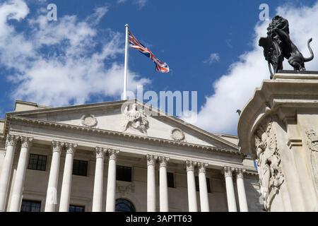 London, Großbritannien. April 2025. Die Bank of England in der City of London. Nachdem die Inflationsraten als niedriger als erwartet gemeldet wurden, wird die Bank unter Druck gesetzt, die Zinssätze zu senken. Die Nachricht gibt auch der Kanzlerin Rachel Reeves und der Labour-Regierung Hoffnung, dass ihre politischen Entscheidungen beginnen, Früchte zu tragen. Quelle: Anna Watson/Alamy Live News Stockfoto