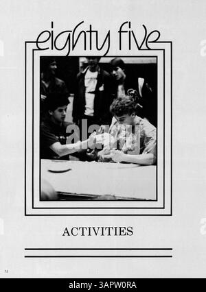 Diese Ausgabe des Jahrbuchs „Eighty Five Villager“ von 1985 zeigt Schüler, Lehrer, Sportmannschaften, Vereine und bedeutende Veranstaltungen aus dem Schuljahr 1984-1985. Stockfoto
