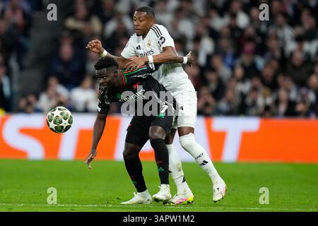 Madrid, Spanien. April 2025. Ben White vom Arsenal FC und Bukayo Saka vom Arsenal FC spielten am 16. April 2025 im Santiago Bernabeu Stadion in Madrid Spanien im Viertelfinale, im zweiten Leg zwischen Real Madrid und Arsenal FC. (Foto: Cesar Cebolla/PRESSINPHOTO) Credit: PRESSINPHOTO SPORTS AGENCY/Alamy Live News Stockfoto