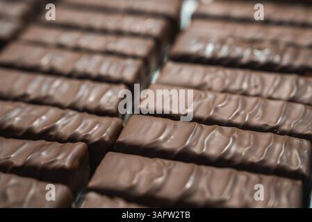 Nahaufnahme von Hochglanzschokoladenriegeln mit welliger strukturierter Oberfläche Stockfoto