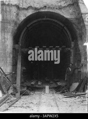 Der Minnehaha Kanaltunnel, wie von der Hennepin County Library dokumentiert, stellt ein unterirdisches Infrastrukturprojekt im Gebiet von Minnehaha dar, das Teil des größeren städtischen Abwassersystems ist. Stockfoto