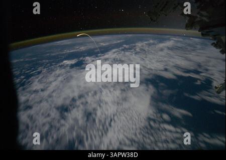 21. Juli 2011: ISS, Lower Earth Orbit - Station Crew sieht Shuttle Landing. Dieser beispiellose Blick auf das Space Shuttle Atlantis, der wie ein Bohnenspross vor Wolken und Stadtlichtern auf dem Heimweg erscheint, wurde von der Crew der Expedition 28 der Internationalen Raumstation fotografiert. Im Hintergrund ist der Luftglühen über der Erde zu sehen. Atlantis hat während ihrer 33 Flüge 307 Tage im Weltraum, 200 Umlaufbahnen um die Erde und fast 126 Millionen Meilen zurückgelegt (Credit Image: © NASA/ZUMAPRESS.com) Stockfoto