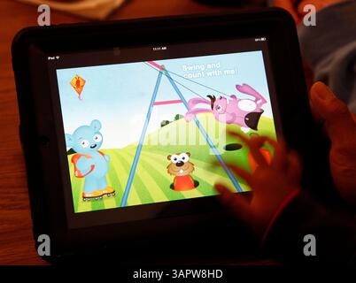 26. März 2011: Cupertino, CA, USA: Marquis Alforja, 3., der unter Autismus leidet, spielt mit Park Math auf einem iPad auf dem Via West Campus in Cupertino, Kalifornien, 26. März 2011. (LiPo Ching/San Jose Mercury News/MCT/ZUMAPRESS.com) Stockfoto