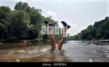 20. Juli 2011: Durham, NC, USA – Matt Brockman, 10 aus Durham, North Carolina, findet einen Weg, die drückende Hitze am Mittwoch, den 20. Juli 2011 zu besiegen, als er sich über dem Damm am Eno River umkippt. (Chuck Liddy/Raleigh News & Observer/MCT/ZUMAPRESS.com) Stockfoto
