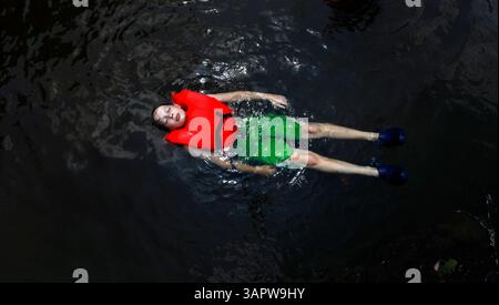 20. Juli 2011 – Durham, NC, USA – Graham Buhrman, 11, aus Durham, North Carolina, kühlt im kühlenden Wasser des Eno River. Mittwoch, 20. Juli 2011. (Chuck Liddy/Raleigh News & Observer/MCT/ZUMAPRESS.com) Stockfoto