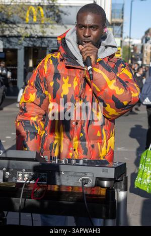 London, Großbritannien. April 2025. 16/04/2025. London, Großbritannien Social Media Sensation DJ AG alias Londoner Ashley Gordon streamt seine DJ-Musik in Kings Cross auf Social Media Plattformen wie Tim Tok und Instagram. Die DJ AG hat über 850 Follower auf Tin Tok und über 398 Follower auf Instagram. Foto: Ray Tang Credit: Raymond Tang/Alamy Live News Stockfoto