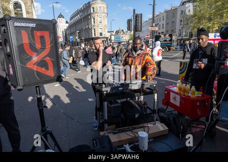 London, Großbritannien. April 2025. 16/04/2025. London, Großbritannien Social Media Sensation DJ AG alias Londoner Ashley Gordon streamt seine DJ-Musik in Kings Cross auf Social Media Plattformen wie Tim Tok und Instagram. Die DJ AG hat über 850 Follower auf Tin Tok und über 398 Follower auf Instagram. Foto: Ray Tang Credit: Raymond Tang/Alamy Live News Stockfoto