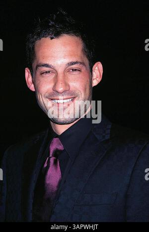 1. JANUAR 2011 - K23709EG: BLACK HAWK DOWN PREMIERE. THE ACADEMY OF MOTION, BEVERLY HILLS, CA 18.12.2001. ENRIQUE MURCIANO. ED GELLER/ 2001(Bild: © Globe Photos/ZUMAPRESS.com) Stockfoto
