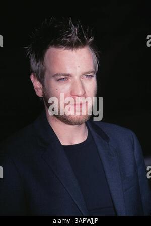 1. JANUAR 2011 - K23709EG: BLACK HAWK DOWN PREMIERE. THE ACADEMY OF MOTION, BEVERLY HILLS, CA 18.12.2001.EWAN MCGREGOR. ED GELLER/ 2001(Bild: © Globe Photos/ZUMAPRESS.com) Stockfoto
