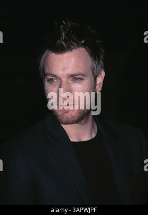 1. JANUAR 2011 - K23709EG: BLACK HAWK DOWN PREMIERE. THE ACADEMY OF MOTION, BEVERLY HILLS, CA 18.12.2001.EWAN MCGREGOR. ED GELLER/ 2001(Bild: © Globe Photos/ZUMAPRESS.com) Stockfoto