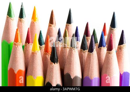 Buntstifte, bunte trockene Bleistifte isoliert auf weißem Hintergrund, Back to School Art Design Stockfoto