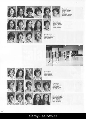 Park Center High's Pirate Vol. VI: Treasures Yearbook, Ausgabe 1977, dokumentiert wichtige Momente aus dem Schuljahr 1972-1973 und zeigt Schüler, Lehrer, Sportteams und Schulveranstaltungen, die das Highschool-Erlebnis geprägt haben. Stockfoto