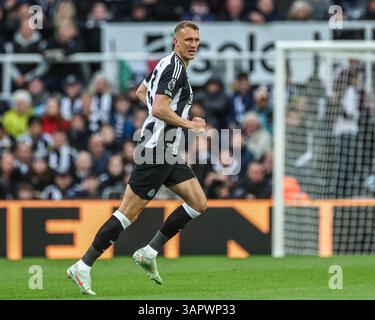 Newcastle, Großbritannien. April 2025. Dan Burn von Newcastle United während des Premier League-Spiels Newcastle United gegen Crystal Palace im St. James's Park, Newcastle, Vereinigtes Königreich, 16. April 2025 (Foto: Mark Cosgrove/News Images) in Newcastle, Vereinigtes Königreich am 16. April 2025. (Foto: Mark Cosgrove/News Images/SIPA USA) Credit: SIPA USA/Alamy Live News Stockfoto