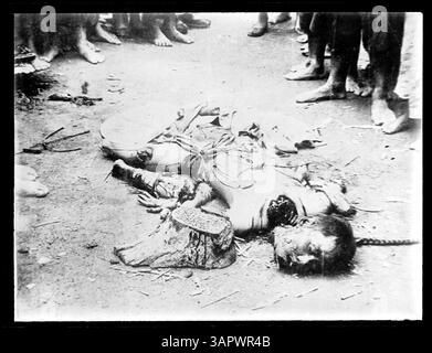 Ein negativ aus Lee Moorhouses Sammlung, das einen enthaupteten Mann darstellt. Das Bild kann Teil eines größeren historischen Kontextes sein, der möglicherweise mit einem Ereignis oder einer visuellen Aufzeichnung zusammenhängt. Stockfoto