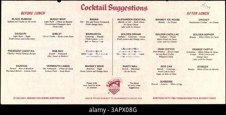Dies ist ein Mittagsmenü aus Charlie's Cafe Exceptionale aus dem Jahr 1974, das in einem Doppelfalzformat auf rosafarbenem Papier in Rot und Schwarz präsentiert wird. Es umfasst eine Vielzahl von Mittagsspezialitäten, Cocktails, Vorspeisen, Suppen, Salate, Sandwiches, Desserts und Getränke. Zu den besonderen Erwähnungen gehören das Fisherman’s Net Special und flammende Desserts. Das Menü bietet eine Auswahl an Getränken, darunter Bier und Wein, und gilt ab dem 1. Mai 1974. Stockfoto