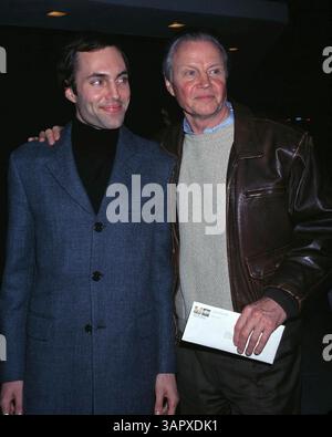 1. JANUAR 2011 - K23709EG: BLACK HAWK DOWN PREMIERE. THE ACADEMY OF MOTION, BEVERLY HILLS, CA 18.12.2001. JON VOIGHT UND JAMES HAVEN. ED GELLER/ 2001(Bild: © Globe Photos/ZUMAPRESS.com) Stockfoto