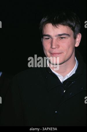 1. JANUAR 2011 - K23709EG: BLACK HAWK DOWN PREMIERE. THE ACADEMY OF MOTION, BEVERLY HILLS, CA 18.12.2001. JOSH HARTNETT. ED GELLER/ 2001(Bild: © Globe Photos/ZUMAPRESS.com) Stockfoto