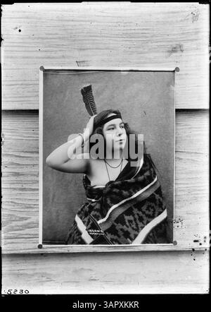 Dieses Foto ist von Sacajawea, auch bekannt als Tirzah Trask, in einem Porträt. Es ist Teil der Lee Moorhouse Collection der University of Oregon Libraries. Stockfoto