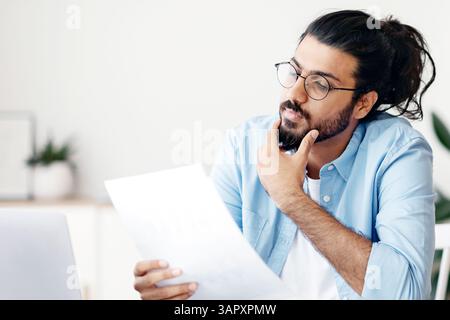 Junge Arabische Männliche Unternehmer Arbeiten Mit Papieren Am Schreibtisch In Büro Stockfoto