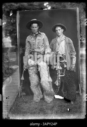 Ein abendfüllendes Porträt von Lee Moorhouse von Glen Bushee, einem Cowboy, der in seiner Kleidung steht und das Wesen des westlichen Lebens im frühen 20. Jahrhundert feststellt. Stockfoto