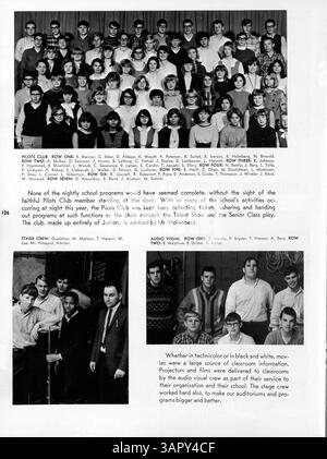 In dieser Ausgabe des Roosevelt Yearbook von 1966, Sagamore, werden die Leistungen der Schüler und Lehrkräfte aus dem Schuljahr 1965-1966 dokumentiert, wobei Leichtathletik, Clubs und der Einfluss der afroamerikanischen Geschichte auf die Schulkultur hervorgehoben werden. Stockfoto