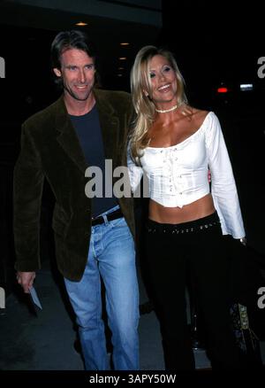 1. JANUAR 2011 - K23709EG: BLACK HAWK DOWN PREMIERE. THE ACADEMY OF MOTION, BEVERLY HILLS, CA 18.12.2001. MICHAEL BAY UND LISA DURAN. ED GELLER/ 2001(Bild: © Globe Photos/ZUMAPRESS.com) Stockfoto