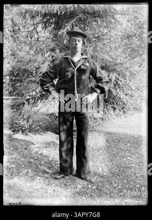 Foto von Lee Moorhouse von einem Mann in einer Matrosenuniform mit der Aufschrift "U.S.S. Yankee". Das Bild ist Teil der Lee Moorhouse-Sammlung der University of Oregon Libraries. Stockfoto