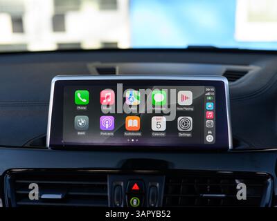 Apple CarPlay auf einem Infotainment-Bildschirm Stockfoto