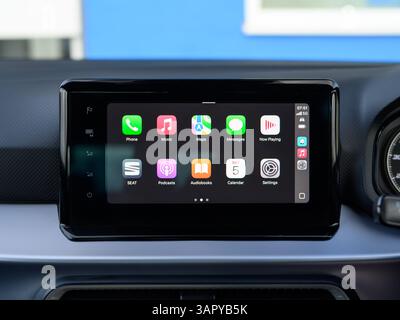 Apple CarPlay auf einem Infotainment-Bildschirm Stockfoto
